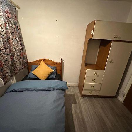 Stevenage Town Centre Hostel - Budget Single Room Extérieur photo