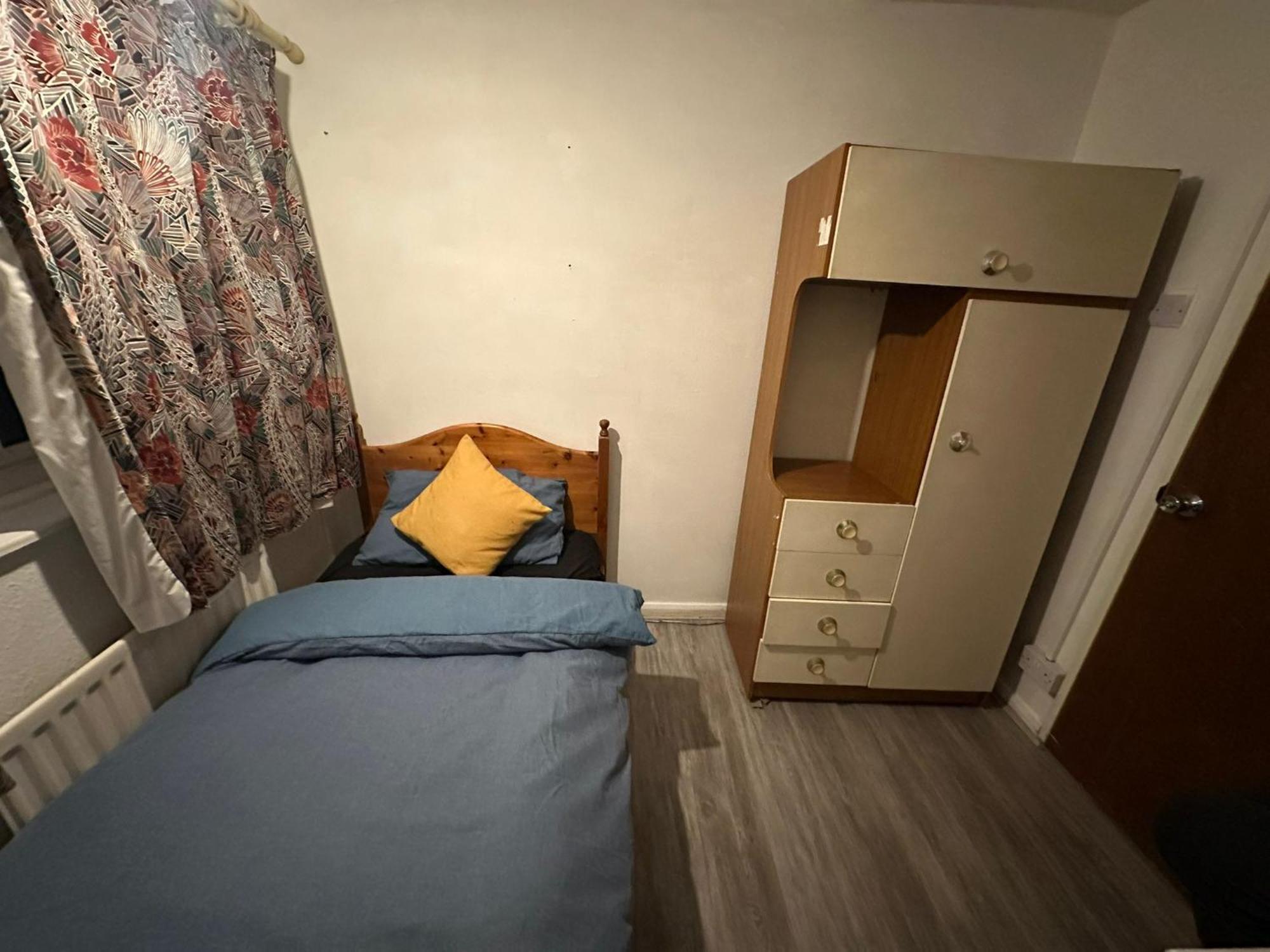 Stevenage Town Centre Hostel - Budget Single Room Extérieur photo
